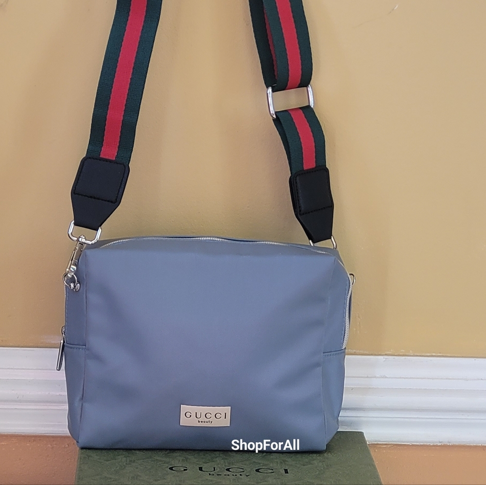 Gucci Green Toiletry Bag with Structured Shape and Gold Hardware - Picture 6 of 16